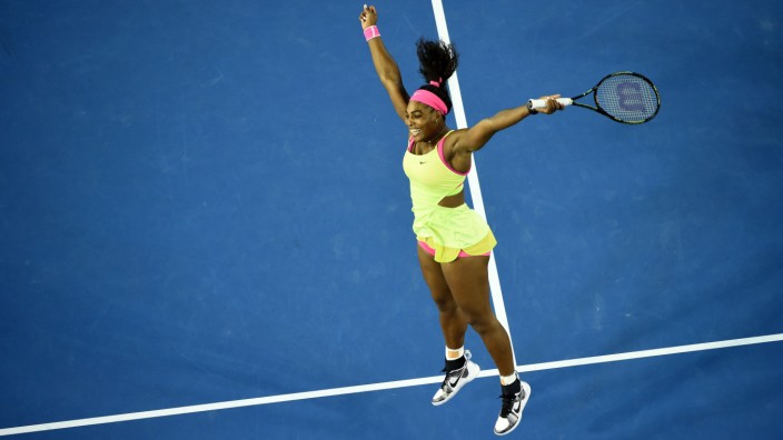19. Grand-Slam-Titel für Serena Williams: Serena Williams springt nach dem gewonnenen Australian-Open-Finale auf dem Court der Rod Laver Arena vor Freude in die Luft.