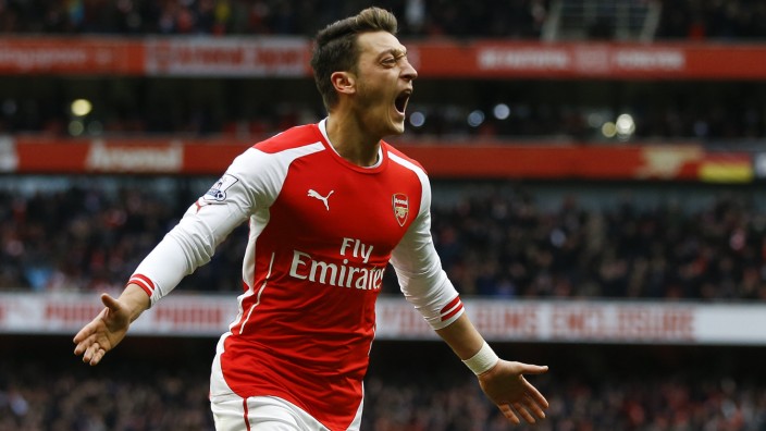 Internationaler Fußball: Er kam und traf: Mesut Özil freut sich über den 4:0-Erfolg des FC Arsenal.