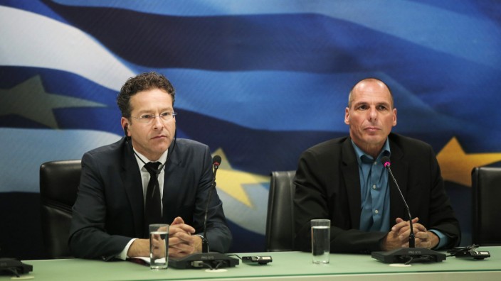 EU-Diplomatie: Eisige Stimmung in Athen: Euro-Gruppenchef Jeroen Dijsselbloem (links) und der neue griechische Finanzminister Yanis Varoufakis
