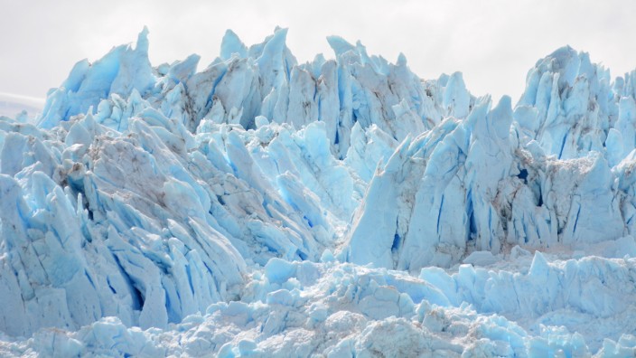 Gletscher in Patagonien: Spektakulär ragen die Eiswände in den Himmel - tintenblau manche, andere grau vom Sediment, das sie vor sich herschieben.