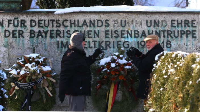 Soldatendenkmal in München: "Sie starben für Deutschlands Unehre", steht auf dem Kriegerdenkmal, nachdem die Künstler W. Kastner und H. Brendl Buchstaben entfernt haben.