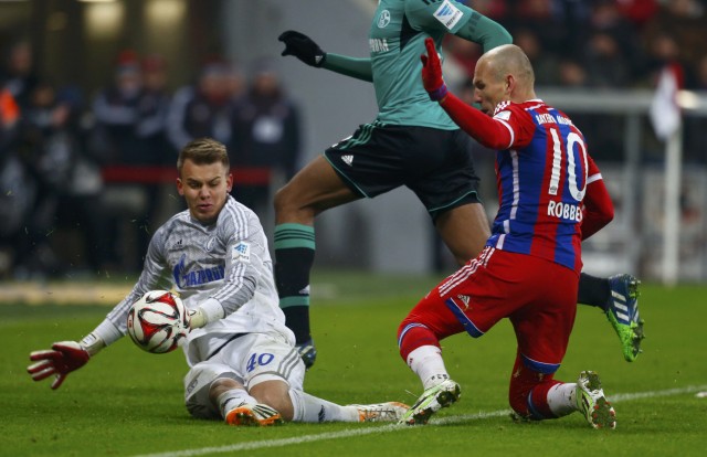 Schalke 04's Wellenreuther saves a shot by Bayern Munich's Robben during their Bundesliga soccer match in Munich