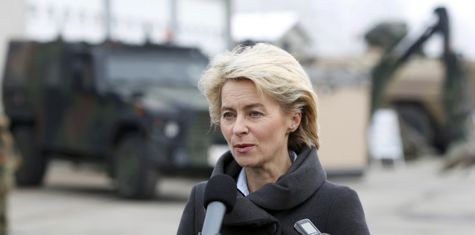 Verteidigungsministerin Ursula von der Leyen bei der Ankunft auf dem Bundeswehr-Stützpunkt in Stetten
