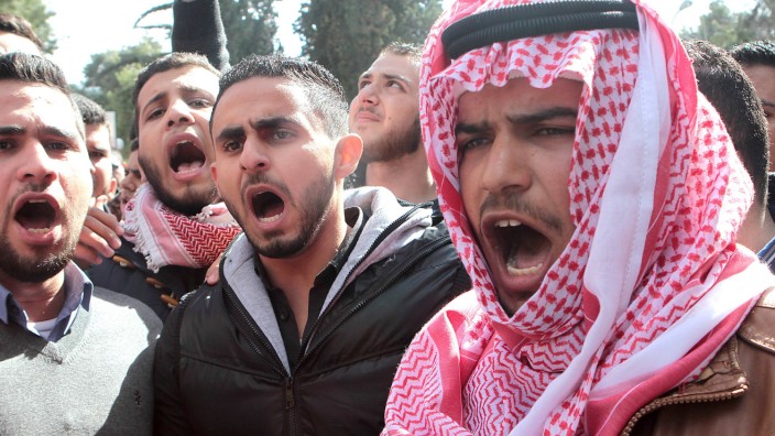 Nach IS-Mord an Piloten: Wut die Terrormiliz "Islamischer Staat": Studenten auf den Straßen der jordanischen Hauptstadt Amman.
