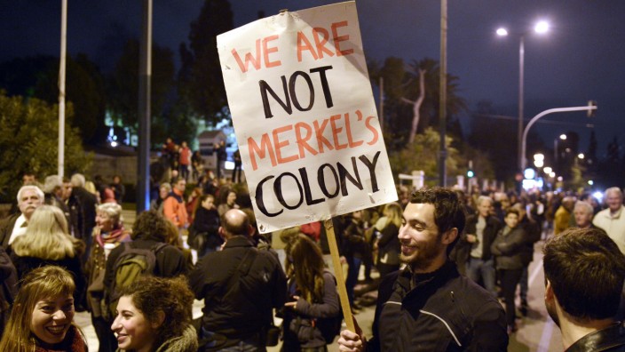 Verhandlungen der Regierung in Athen: Der neuen Regierung dankbar: Eine Menschenmenge versammelt sich vor dem griechischen Parlament.