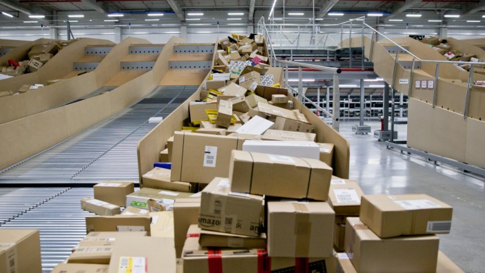 Onlinehandel: Bergeweise Pakete in einem Frachtzentrum der Deutschen Post: Nirgendwo in Europa wird so viel Ware zurückgeschickt wie in Deutschland - bisher für die Kunden meist gratis.