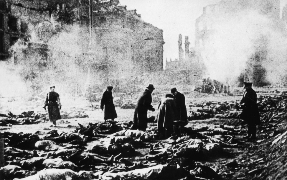 Leichenverbrennung nach Luftangriffen auf Dresden, 1945