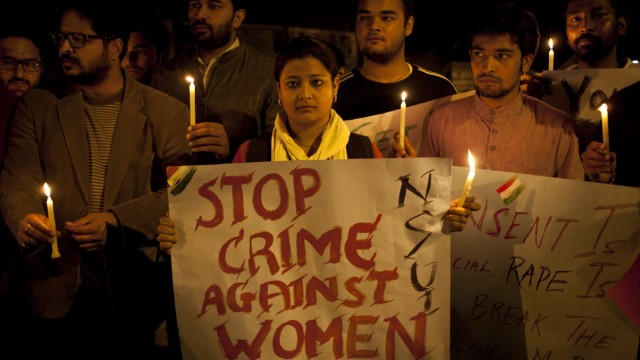 Brutale Vergewaltigungen in Indien: Inder protestieren in Neu Dehli gegen sexuelle Gewalt. Hintergrund sind die beiden jüngsten Vergewaltigungsfälle.