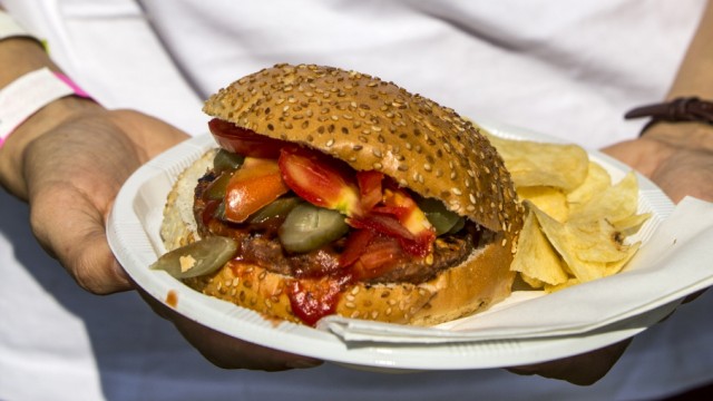 Vegane Ernährung: Man sieht es dem Hamburger nicht an, aber zwischen diesen beiden Brötchenhälften steckt kein Fleisch.