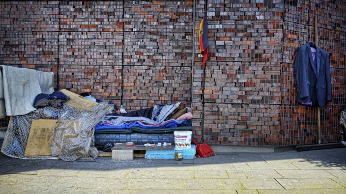Schlafstaette eines Obdachlosen in der Hafencity von Hamburg Deutschland Hamburg sleeping side of