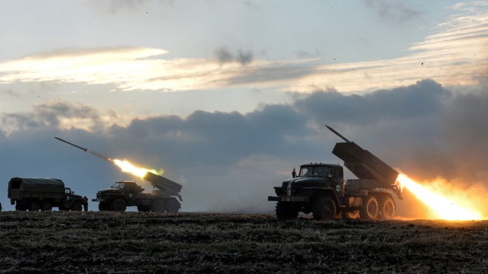 Ukrainian servicemen launch Grad rockets towards pro-Russian separatist forces outside Debaltseve, eastern Ukraine