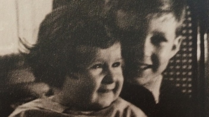 Michal Salomonovic mit seinem kleinen Bruder Josef. KZ Auschwitz Juden Holocaust