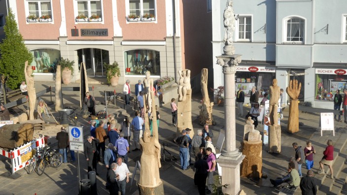 Landkreis-Symposium: Eindrucksvoll sah der Wartenberger Marktplatz aus, als alle Holzbildhauer ihre Skulpturen präsentierten.