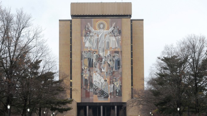 Akademisches Leben: Die Bibliothek an der Univeristy of Notre Dame in South Bend, Indiana schmückt der berühmte "Touchdown Jesus".