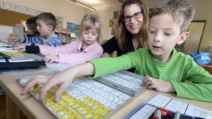Neue Lernmethode: Jeder Waggon bekommt einen gelben Leuchter: Lehrerin Christine Schmitt mit Erstklässlern in Neubiberg.