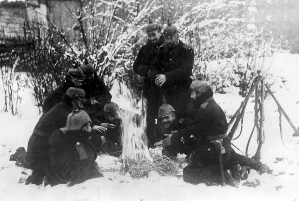 Deutsche Soldaten wärmen sich am Feuer, 1915; Winterschlacht
