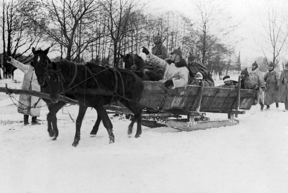 Deutsche Soldaten in einem Schlitten, 1915; Winterschlacht