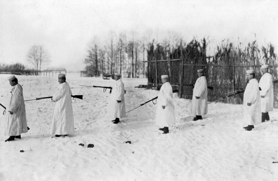 Deutsche Patrouille in Schneemänteln, 1915; Winterschlacht