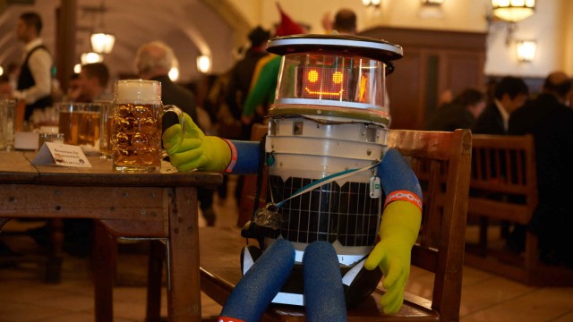 Technik-Projekt: Reden kann er, viel sogar. Trinken allerdings nicht: der Roboter Hitchbot kurz vor seiner Abreise in der Schwemme des Hofbräuhauses.