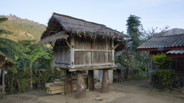 Blindgänger in Laos: Aus großen Bombenhüllen lassen sich viele nützliche Dinge bauen - zum Beispiel Stelzen für die Hütten, in denen Nahrungsmittel lagern.