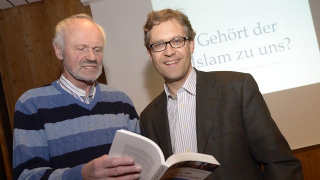Islam-Debatte: Reden über den Islam: Andreas Renz (rechts) im Gespräch mit Pfarrer Klaus Rückert.