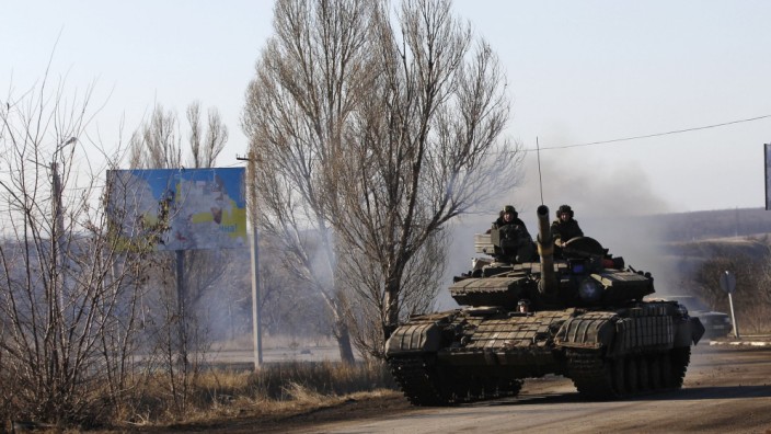Krieg in der Ukraine: Ukrainische Soldaten fahren mit einem Panzer in Richtung der umkämpften Stadt Debalzewe.