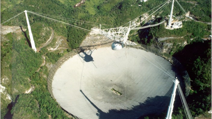 Astronomie: Unter anderem das Arecibo-Teleskop auf Puerto Rico registrierte die Mikrowellen von Objekt FRB 121102