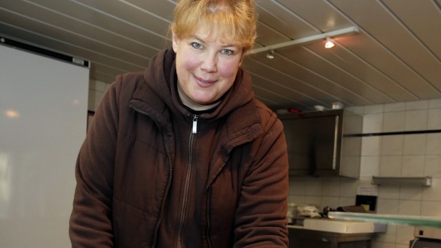 Ammerland: Reichlich Auswahl: Sonja Sebald präsentiert in ihrem Laden in Ammerland die Fischspezialitäten.