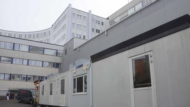 Krankenhausversorgung: Gekocht wird für das Klinikum in Dachau in Containern auf Stelzen, die Vibrationen nicht dämpfen, sondern verstärken. Und das seit Herbst 2013.