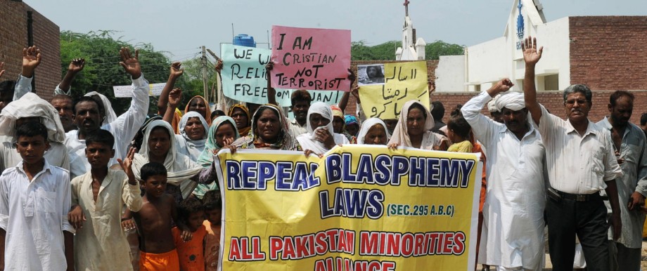 UN-Sonderberichterstatter für Religionsfreiheit: Angehörige der Minderheit protestieren: Christliche Pakistaner gehen im Jahr 2012 gegen die strikten Blasphemiegesetze ihres Landes auf die Straße.