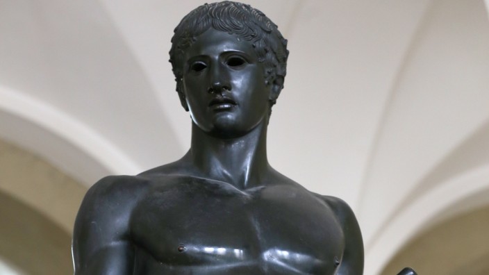 Bronzeplastik in der LMU: Schöner fremder Mann: Der "Doryphoros" von Polyklet vom Münchner Bildhauer Georg Römer ist eine der bedeutendsten Statuen der Antike.