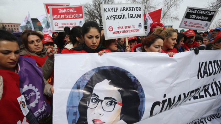 Gewalt gegen Frauen in der Türkei: Protestierende halten in Ankara ein Porträt der getöteten Ozgecan Aslan hoch.