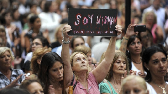 Argentinien: "Ich bin Nisman", steht auf dem Schild, das diese Frau im Februar 2015 auf einer Demonstration in Argentinien hält. Damals gingen Tausende Menschen auf die Straße.