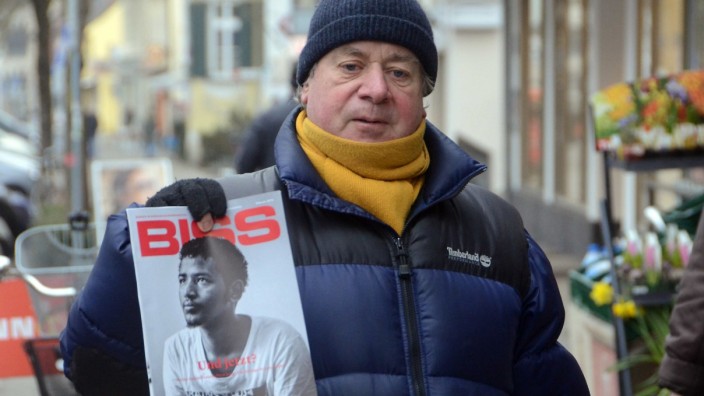 Welttag der sozialen Gerechtigkeit: Einmal in der Woche verkauft Pütz "Biss" in Dachau.
