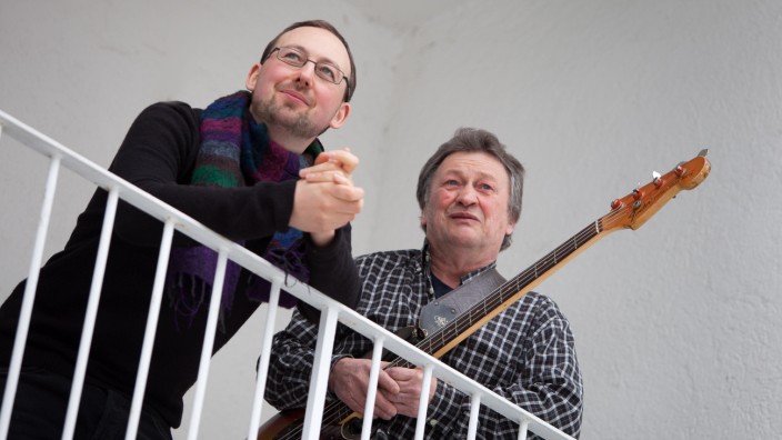 Jazzkomponist Franz Dannerbauer (mit E-Bass) und sein Sohn Regisseur Valentin Winhart auf dem Balkon des Hauses von Franz Dannerbauer