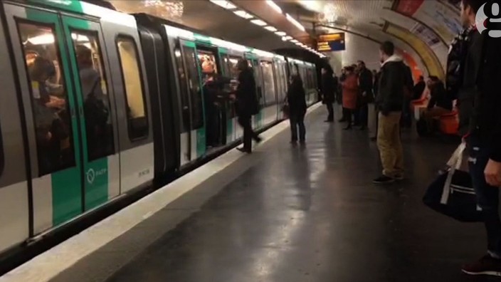 Nach Rassismus-Eklat: Auf einem Pariser Bahnsteig kam es zum Eklat: Londoner Fans hinderten einen Dunkelhäutigen am Zusteigen.