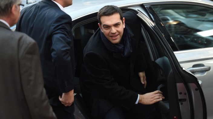 Reformen in Griechenland: Der griechische Premier Tsipras muss jetzt noch schnell gute Laune in seiner Partei verbreiten - bevor die Zustimmung wegen etwaiger Zugeständnisse an die EU umschlagen wird.