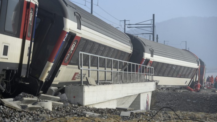 Twoi trains collide in Switzerland