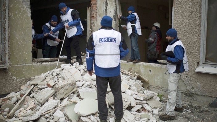 Krieg in der Ukraine: Sollten die Kompetenzen der OSZE-Beobachter ausgeweitet werden? Inspektoren nach dem Beschuss von Mariupol Ende Januar.