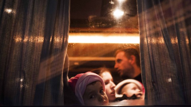 Kosovaren auf der Flucht: Bus nach Westen: Ein albanisches Kind aus Kosovo beginnt mit seiner Familie in Priština die Reise über Serbien in Richtung der EU.