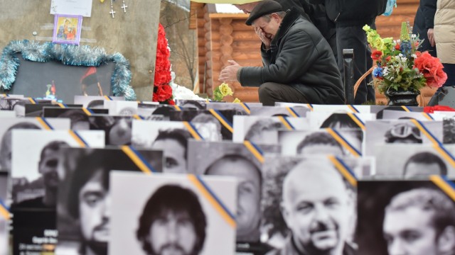 Ukraine-Konflikt: Tränen für die "himmlischen Hundert": Auf dem Madian gedenken zahlreiche Ukrainer der Menschen, die dort vor einem Jahr erschossen wurden.