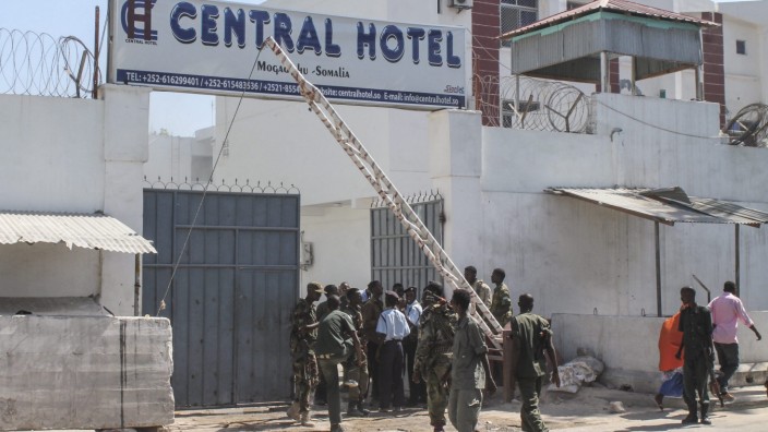 Some 20 killed in Mogadishu twin bombings