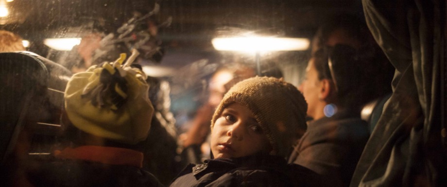 Kosovaren auf der Flucht: Ein kosovarisches Kind schaut in Priština aus dem Fenster eines Reisebusses.