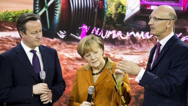 Breitband-Ausbau: Großbritanniens Premierminister David Cameron (links), Deutschlands Kanzlerin Angela Merkel und Telekom-Chef Timotheus Höttges auf der Cebit 2014.