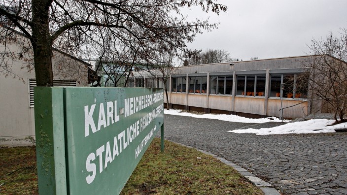 SZ-Schulratgeber: An der Meichelbeck-Realschule werden Schüler wegen Platznot in Klassenzimmern in Holzständerbauweise unterrichtet.