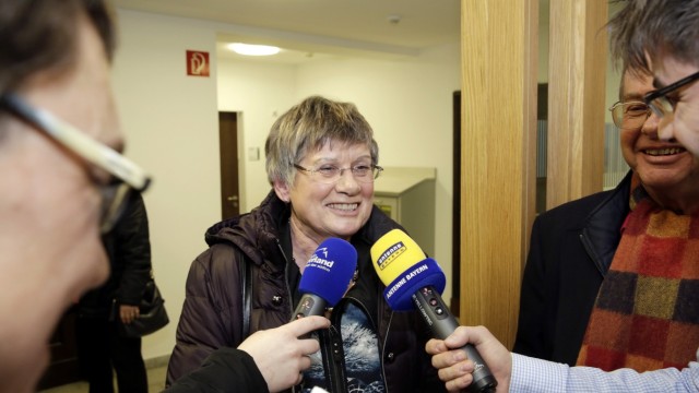 Bürgerentscheid: Bärbel Bierling von der Bürgerinitiative "Kein Hotel am Huber See" freut sich fürs Radio über ihren Sieg. Rechts neben ihr Volker Hoensch.