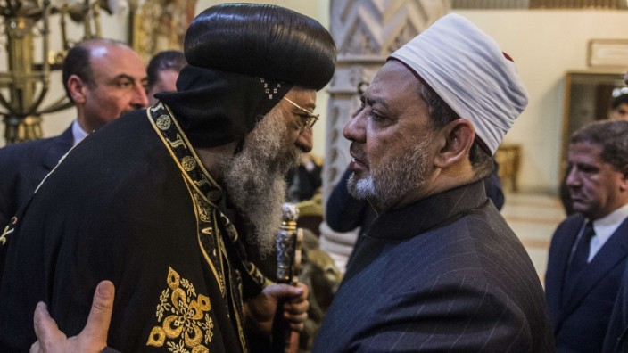 Mekka: Ahmad Mohammad al-Tayyeb (rechts) kondoliert dem koptischen Papst Tawadros II. nach einem Massaker der IS-Terrormiliz an koptischen Christen.