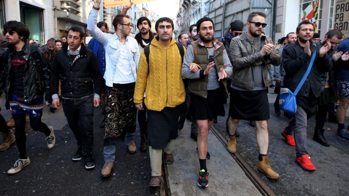 Proteste nach Mord an Özgecan Aslan: Am Samstag demonstrierten Männer in Istanbul im Minirock.
