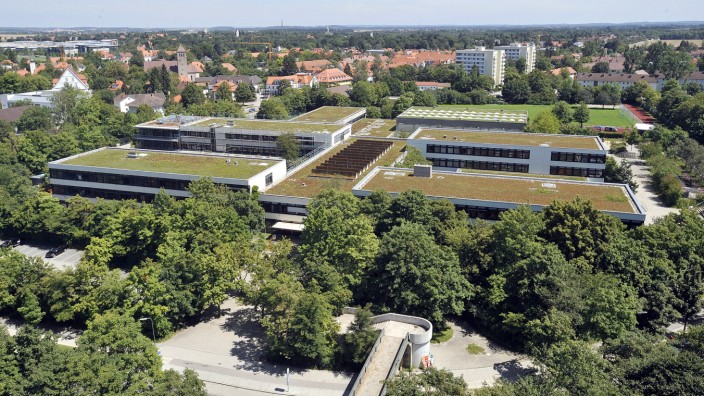 Haar: Schon vor zehn Jahren eine Schule inmitten von Grün: das Ernst-Mach-Gymnasium. Jetzt soll ein Teil der Bäume vor dem Bau gefällt werden.