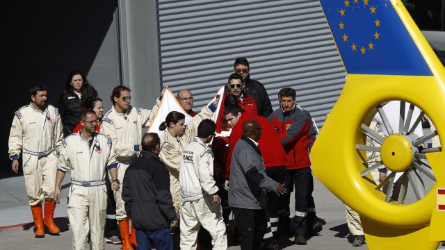 Unfall von Fernando Alonso: Weiße Tücher und ein gelber Hubschrauber: An einer Rennstrecke sind das nie gute Zeichen. Fernando Alonso beim Abtransport vom Circuit de Catalunya.